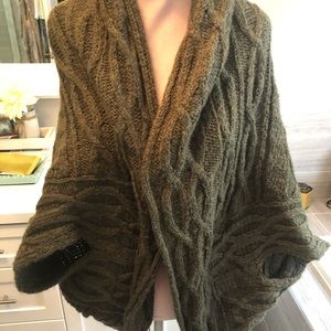 Super adorable oversized cardi 💕